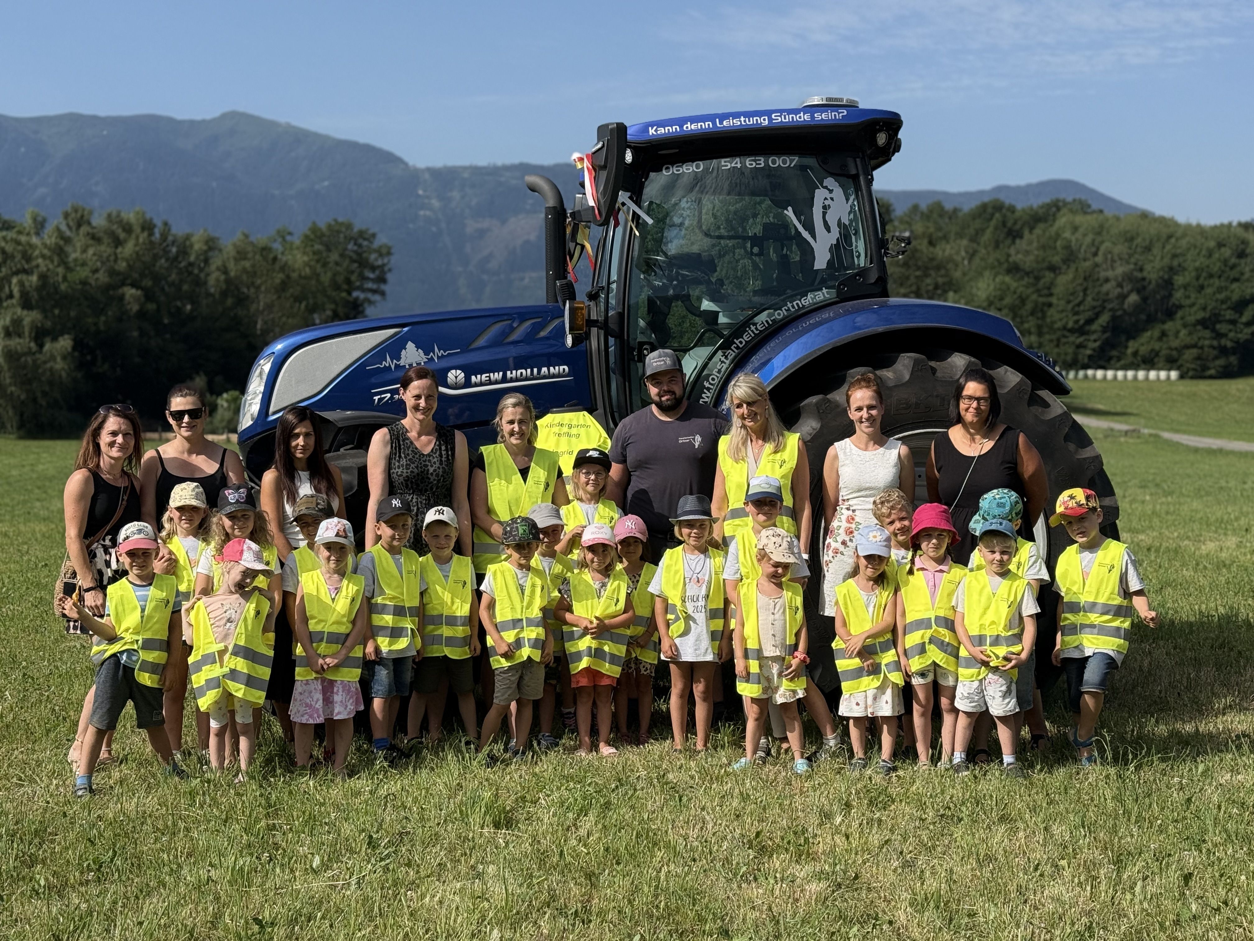 Die Übergabe der Warnwesten beim Überraschungsbesuch