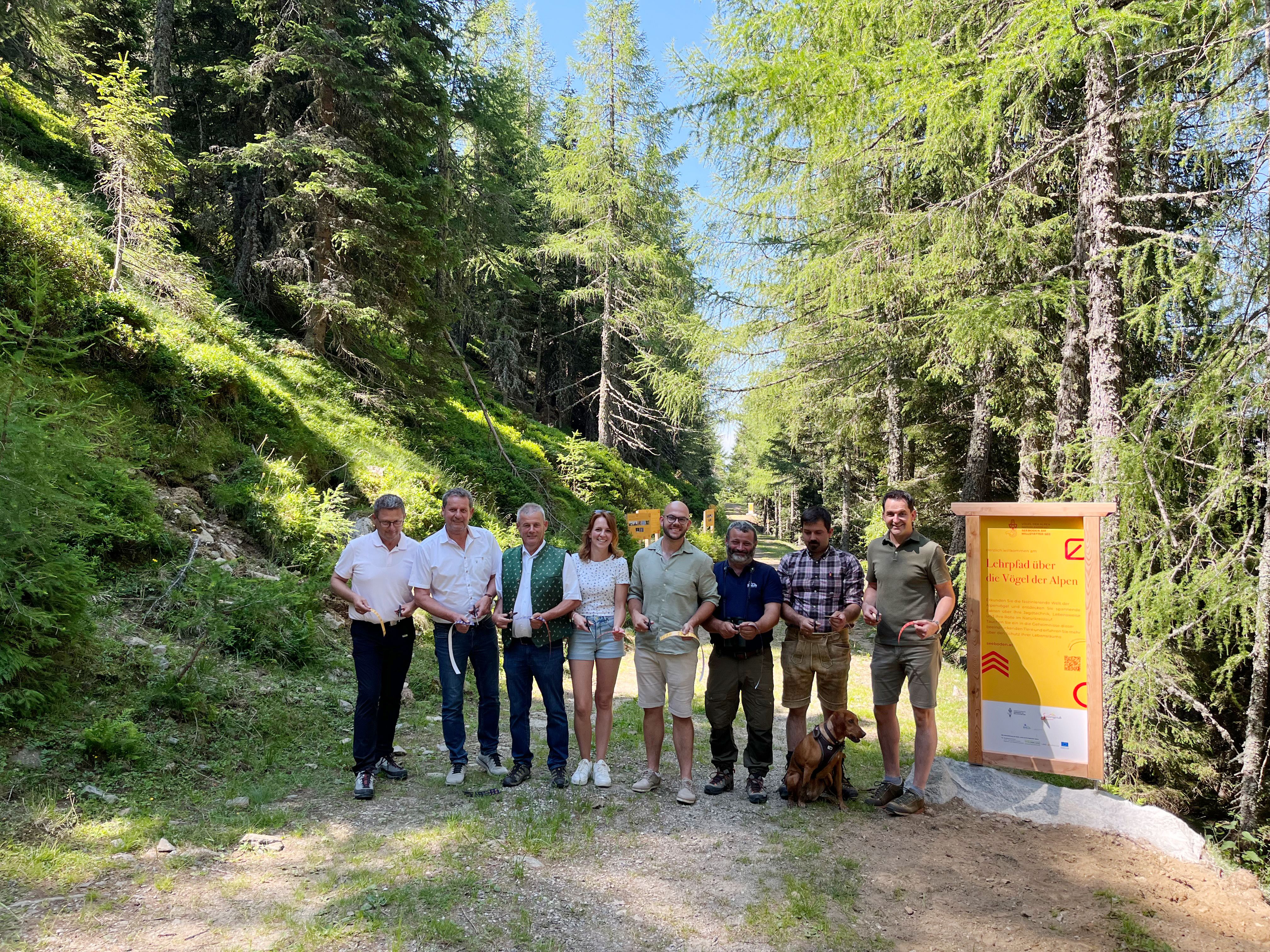 Eröffnung der Themenwege: Hellmuth Koch (TVB Seeboden), Thomas Schäfauer (BGM), Horst Zwischenberger (Gemeindevorstand und Jagdreferent), Bettina und Seppi Erlacher (Sommeregger Hütte), Bernhard Huber (Birdlife), Christian Angerer (Bezirksjägermeister) und Ing. Willi Holzfeind (Hegeringleiter Seeboden)
