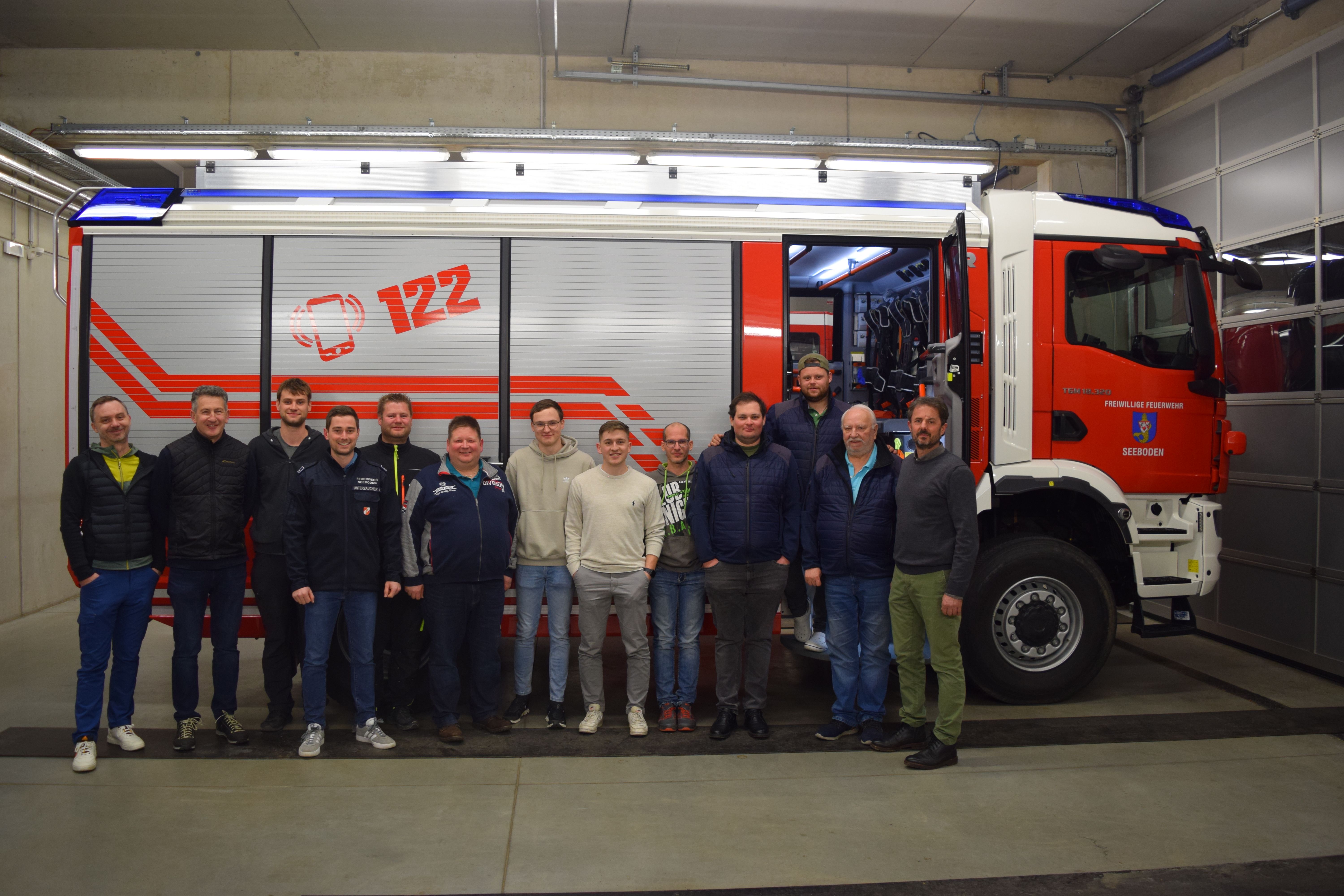 Samuel Schorratz und Dominik Santner mit dem Ausschuss der Freiwilligen Feuerwehr Seeboden.