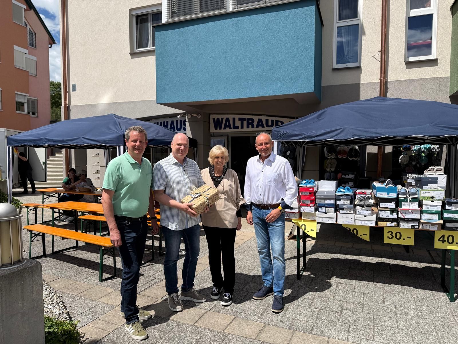Bürgermeister Thomas Schäfauer und Gemeindevorstand Roman Grechenig gratulierten Waltraud Mlekus und Mag. Oliver Mlekus zum 40-jährigen Bestehen des Schuhhauses Waltraud und überbrachten die Glückwünsche der Marktgemeinde Seeboden.
