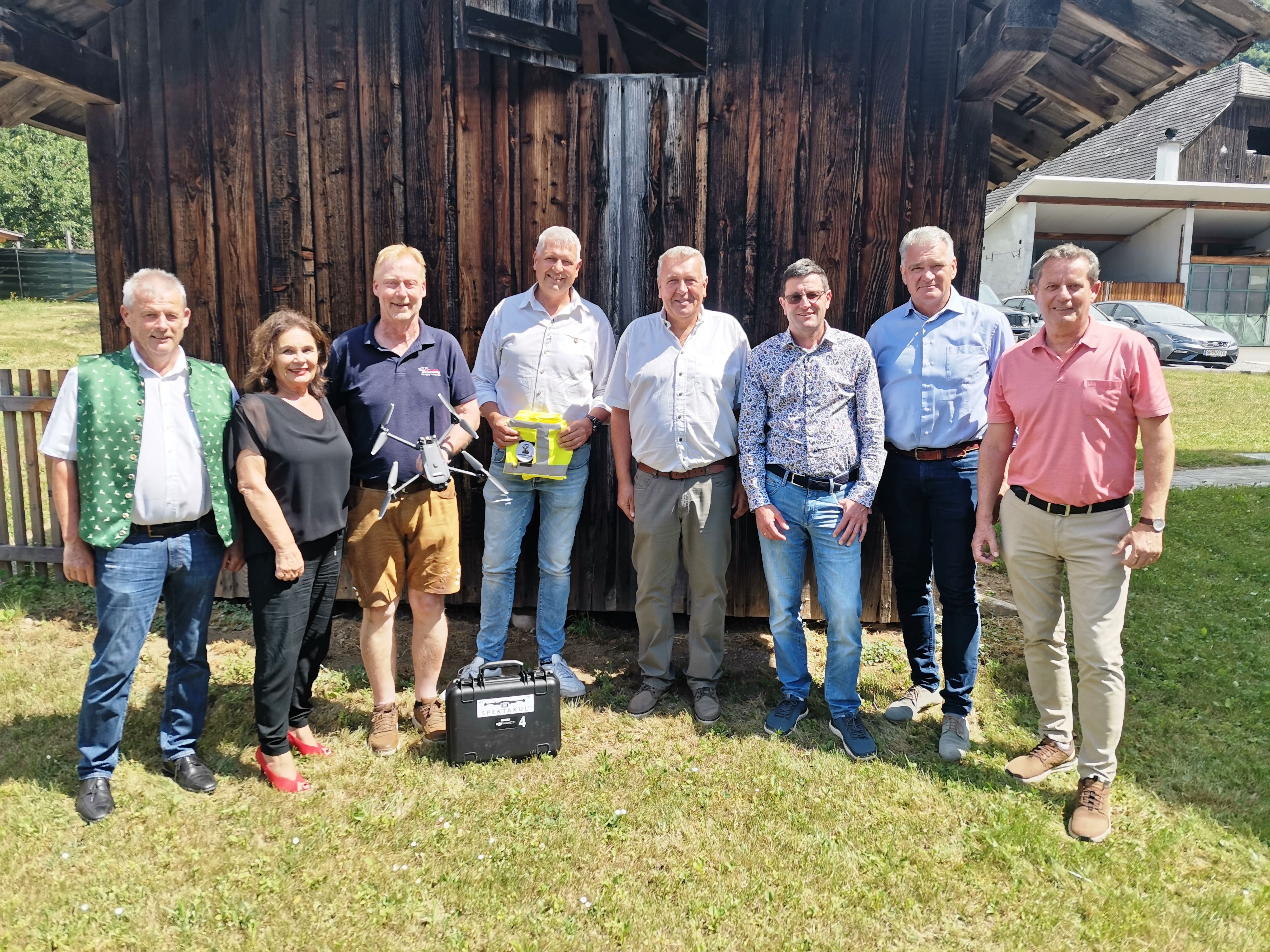 : © Rehkitzrettung Nockregion v.l.n.r. H. Zwischenberger, Ch. Sitter, J. Pempel, B. Tuma, Bgm. F. Paulitsch (Baldramsdorf), Bgm. F. Aschbacher (Rennweg), Bgm. A. Thoma (Millstatt), Bgm. T. Schäfauer (Seeboden)