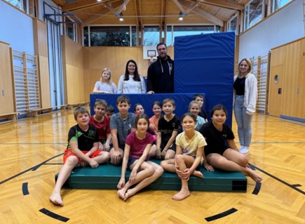 Foto: Lieserhofer Teufel - Direktorin Evelyn Wernitznig-Steiner mit Obmann Heinz Staudacher sowie Obmann-Stellvertreterin Michelle Kohlmayr und Schüler*innen der VS Lieserhofen