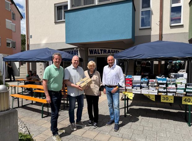 Bürgermeister Thomas Schäfauer und Gemeindevorstand Roman Grechenig gratulierten Waltraud Mlekus und Mag. Oliver Mlekus zum 40-jährigen Bestehen des Schuhhauses Waltraud und überbrachten die Glückwünsche der Marktgemeinde Seeboden.