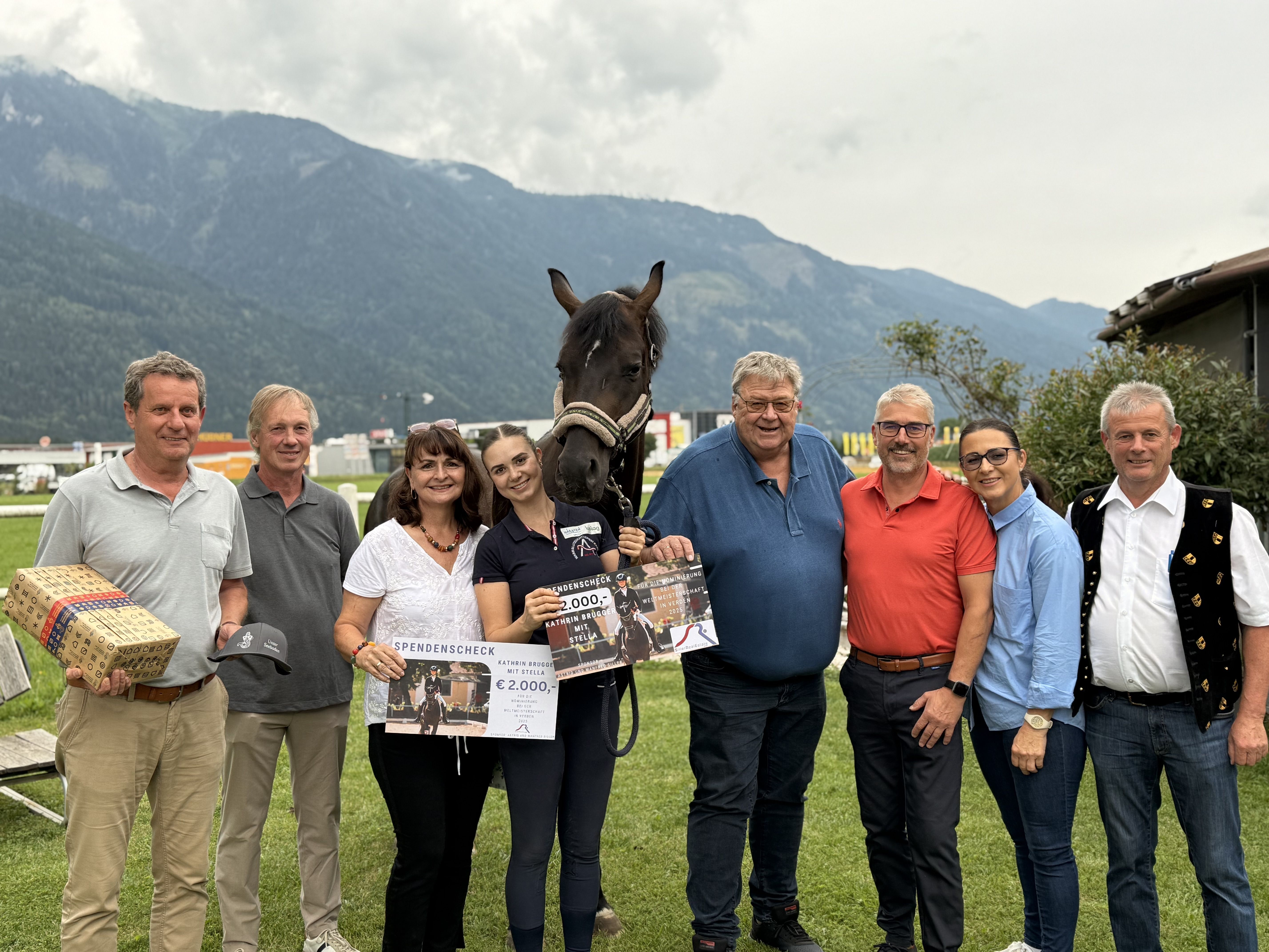 Auf der Reitsportanlage Xonder in Spittal: Mit GF Tribelnig Christian, Familie Astrid und Manfred Siller sowie Katharina Brugger mit Familie, Sportreferent Horst Zwischenberger und BGM Thomas Schäfauer Foto: CMR