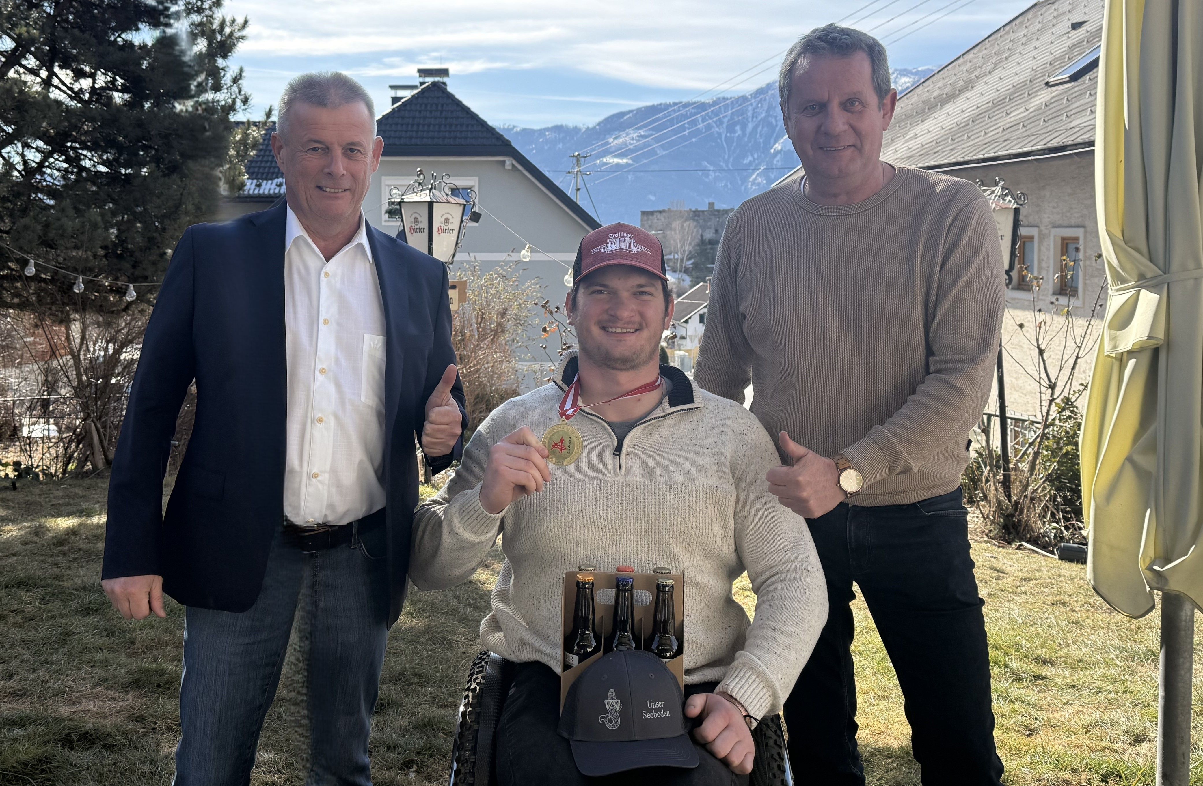 Bürgermeister Thomas Schäfauer und Sportreferent Horst Zwischenberger gratulierten persönlich