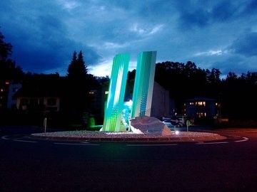 Die Abstrakte Skulptur aus verschiedensten Perspektive im an der Westeinfahrt von Seeboden. (Keisverkehr) . 
