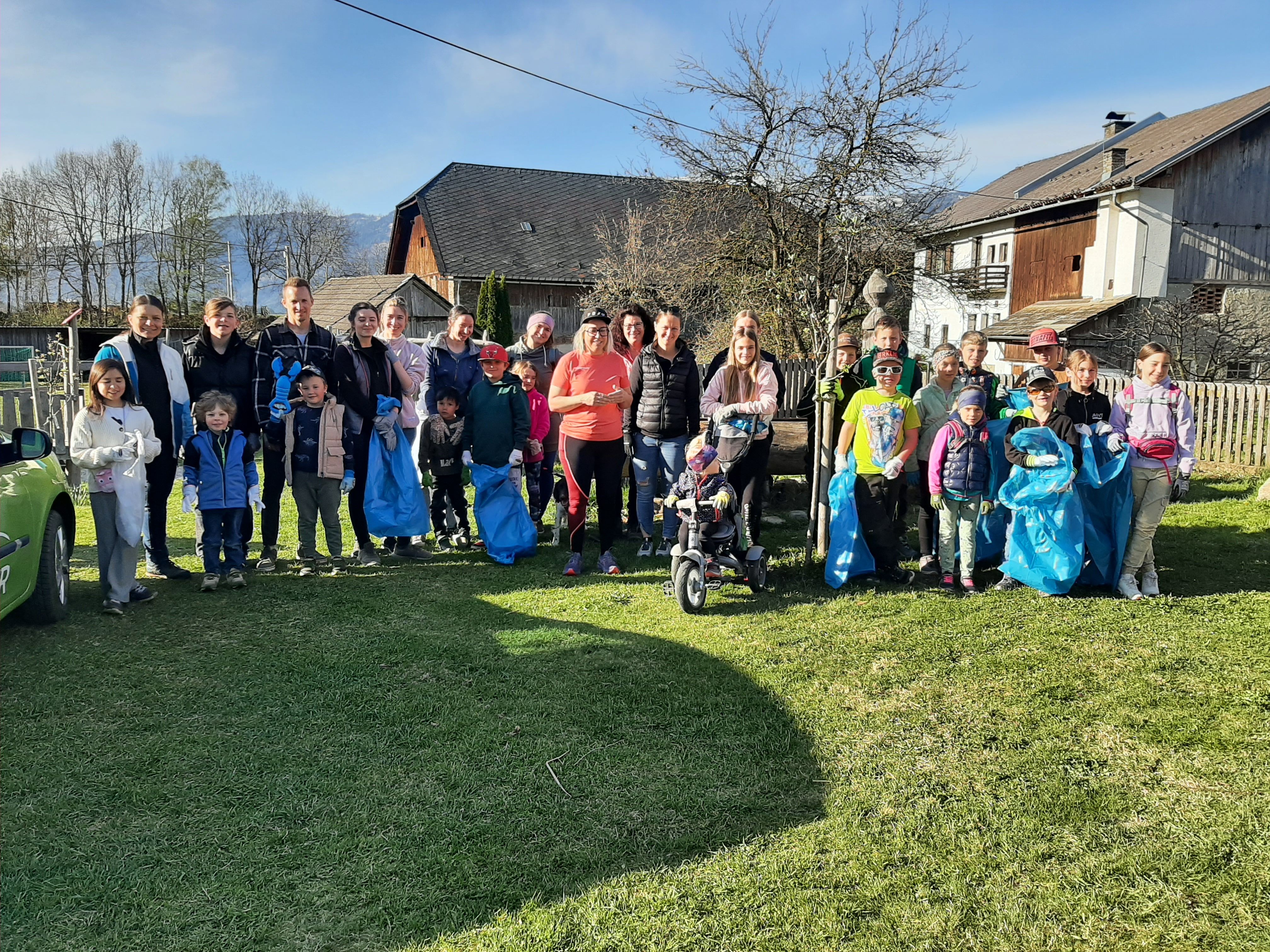 Gruppenfoto: Flurreinigung mit der Dorfgemeinschaft PUKK