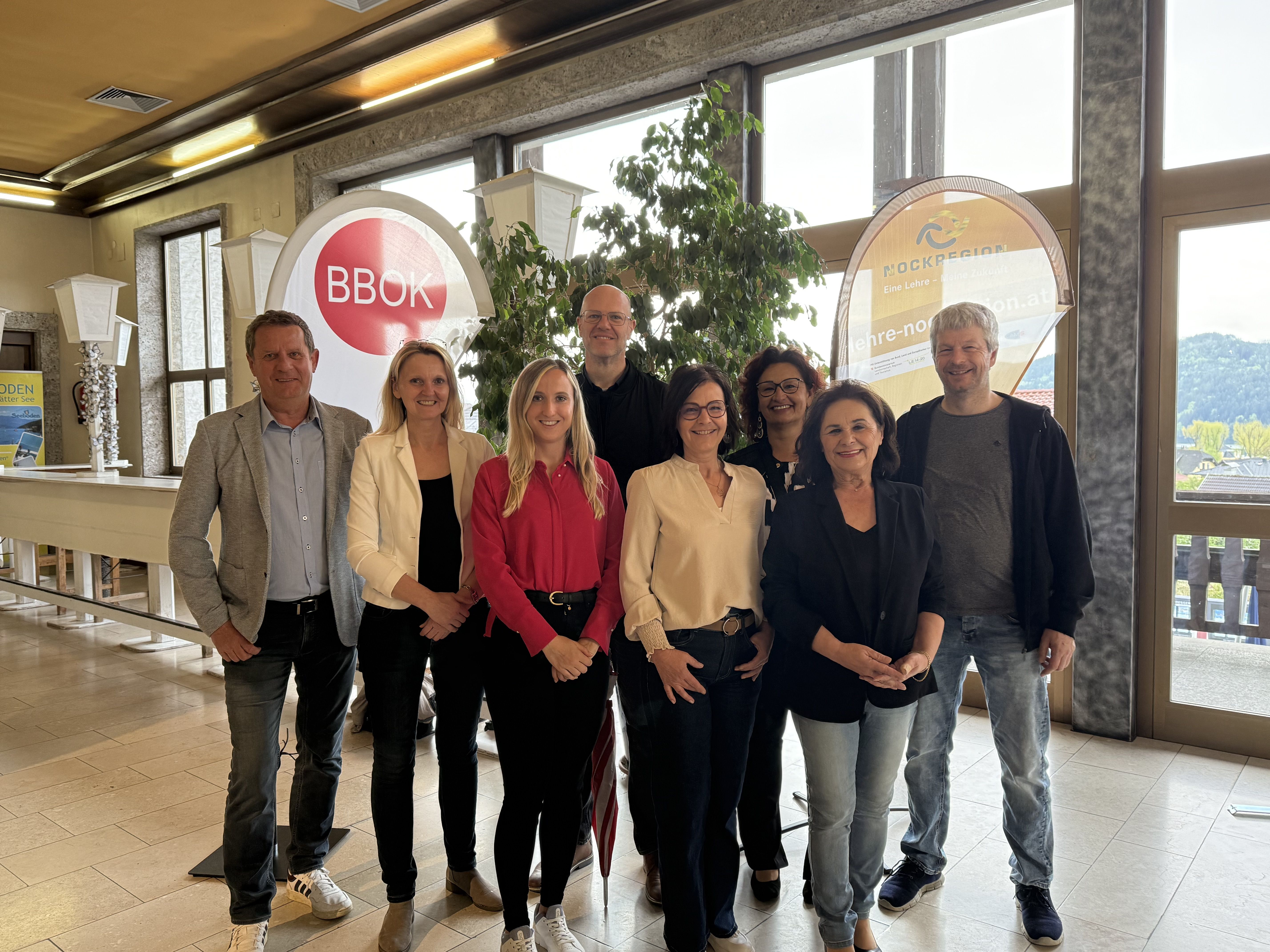 Bgmst. Thomas Schäfauer, Carmen Scherngell und Nadine Feichter (BBOK), Gemeinderat Bernhard Russek, Claudia Platzner und Christine Sitter (Regionalverband Nockregion), Bettina Hohenberger (Bildungsberatung MMS Seeboden) und Josef Hillebold (Direktor MMS Seeboden)